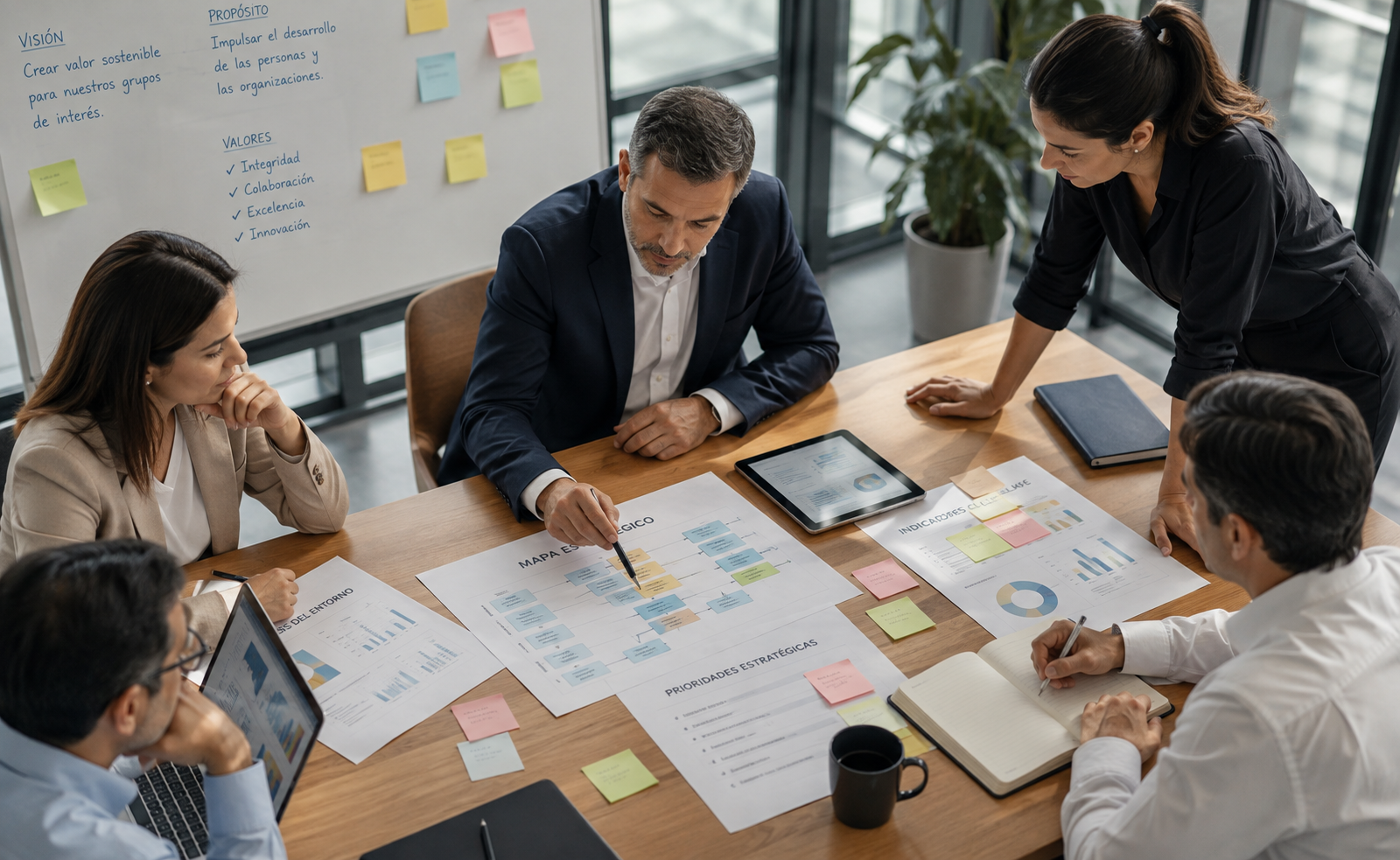 Equipo analizando y rediseñando procesos de trabajo